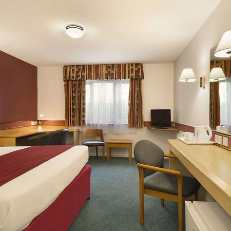 Days Inn Bradford M62 Buitenkant foto