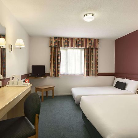 Days Inn Bradford M62 Buitenkant foto